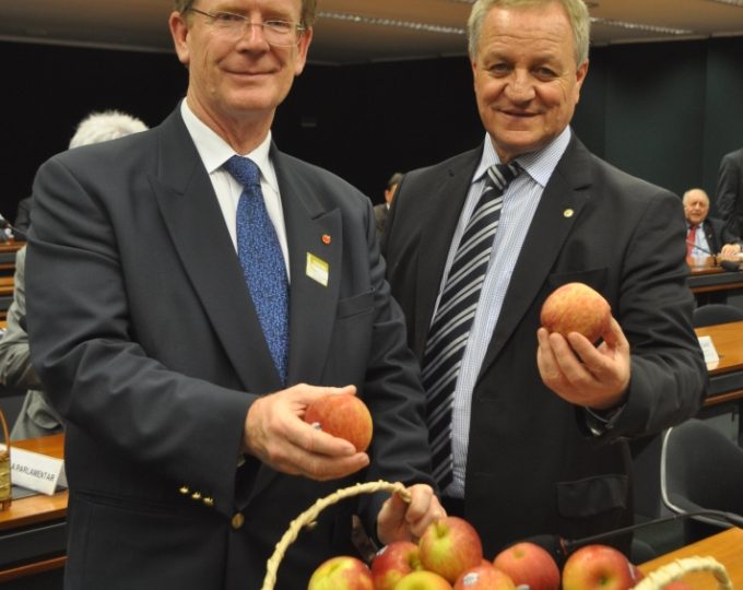 Deputado Colatto alerta para os perigos da importação da maçã