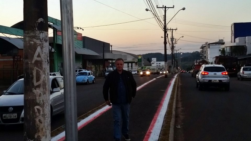 Em Pinhalzinho, Colatto confere melhorias no trânsito