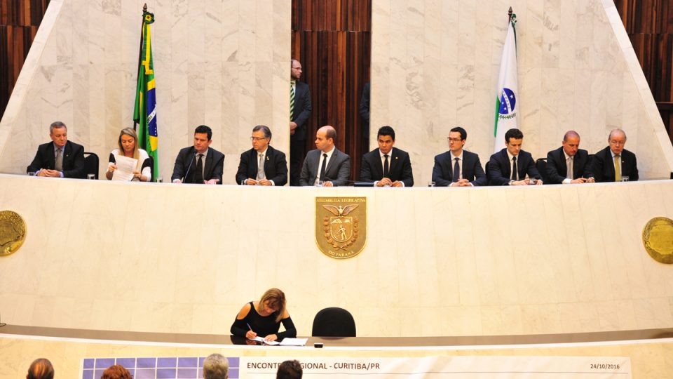 Colatto discute medidas contra corrupção em Curitiba
