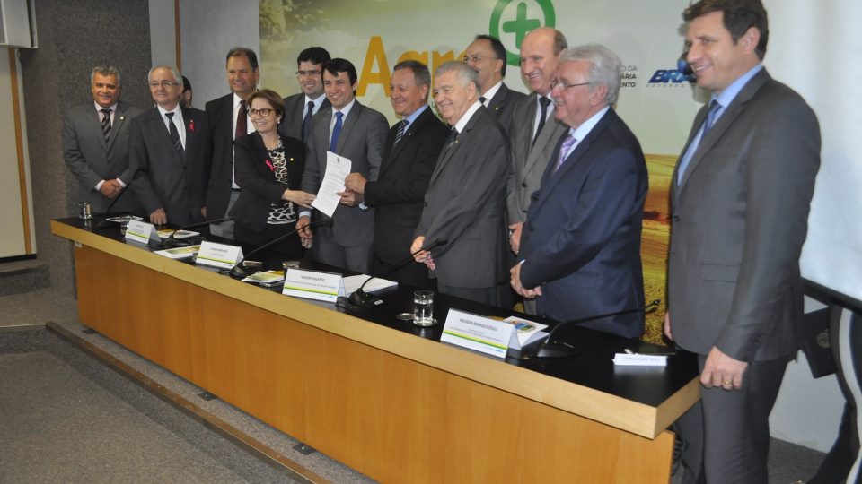 Deputado Colatto e Ministério da Agricultura assinam acordo para desburocratização